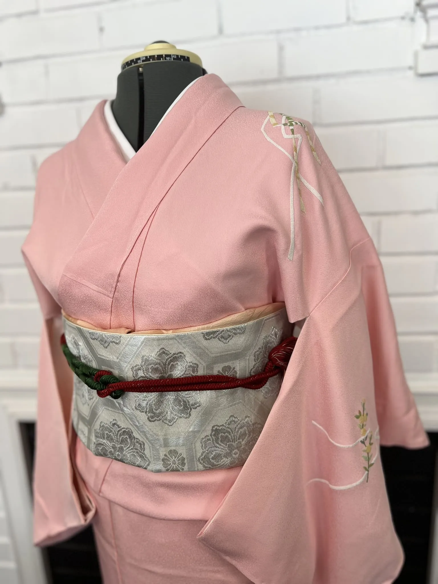 KIMONO, Formal, comes with an obi as a bonus, "Heian court scene" in pink plain, Size: M / Japanese Traditional Women's "Tsukesage" Kimono